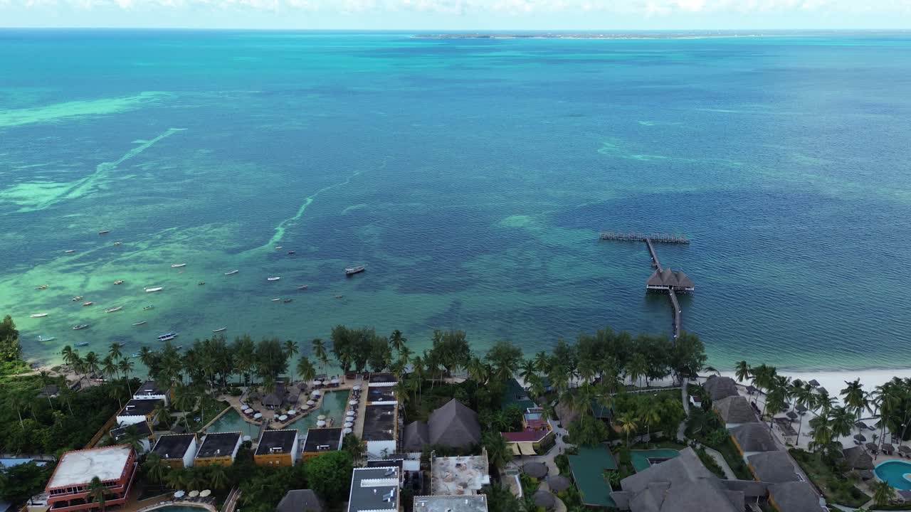 Vue aérienne du littoral et des eaux turquoise de Zanzibar
