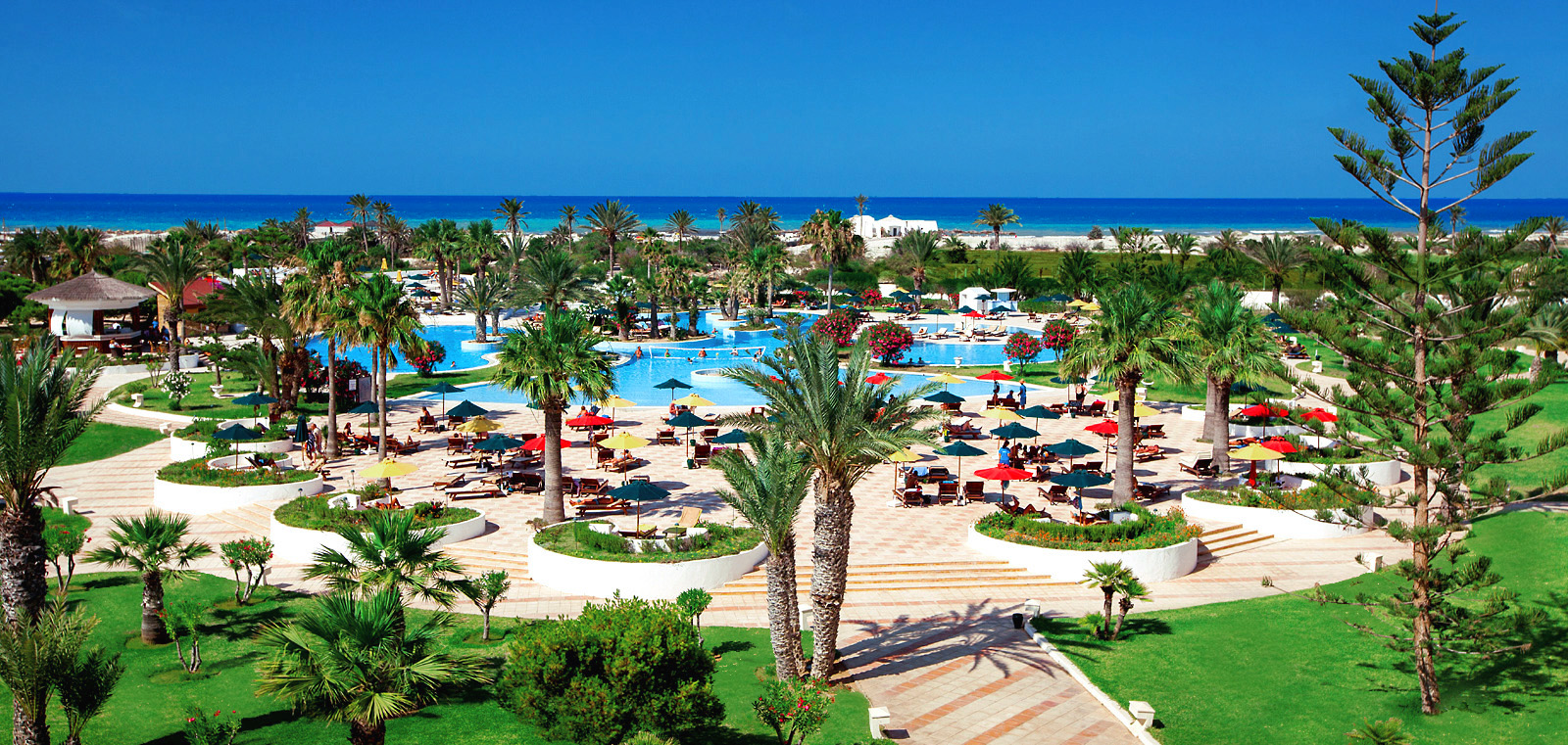 Les jardins et la piscine du Djerba Plaza en Tunisie